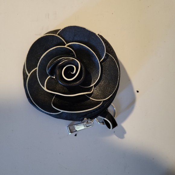 Black Flower bag with small change purse and key holder - Picture 10 of 12